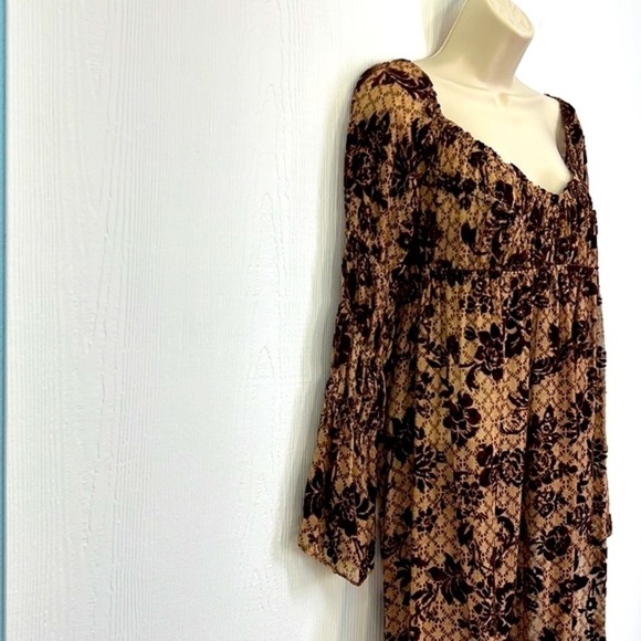 Muse Boston Proper - Cream Lace Flat Pattern With Velvet Flowers Ruched Dress 4 - Picture 4 of 13